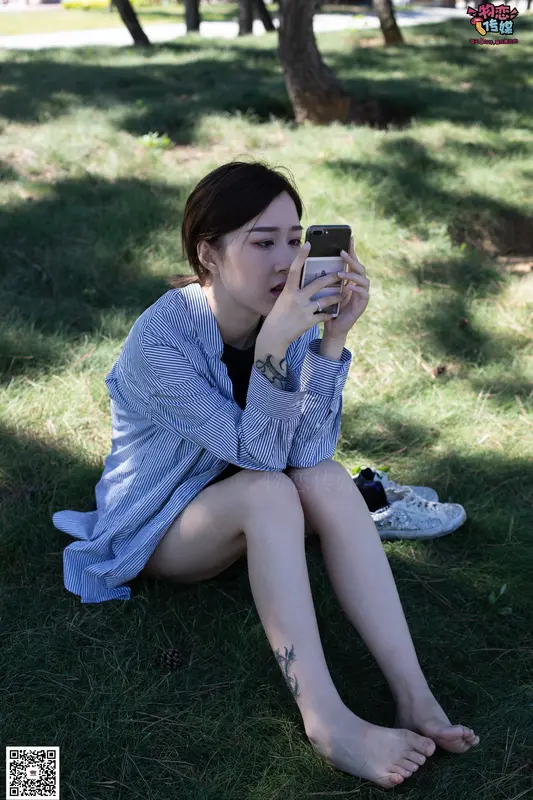 物恋传媒 No.056 眼神犀利,表情高冷小姐姐的深蓝色棉袜 - 物恋传媒